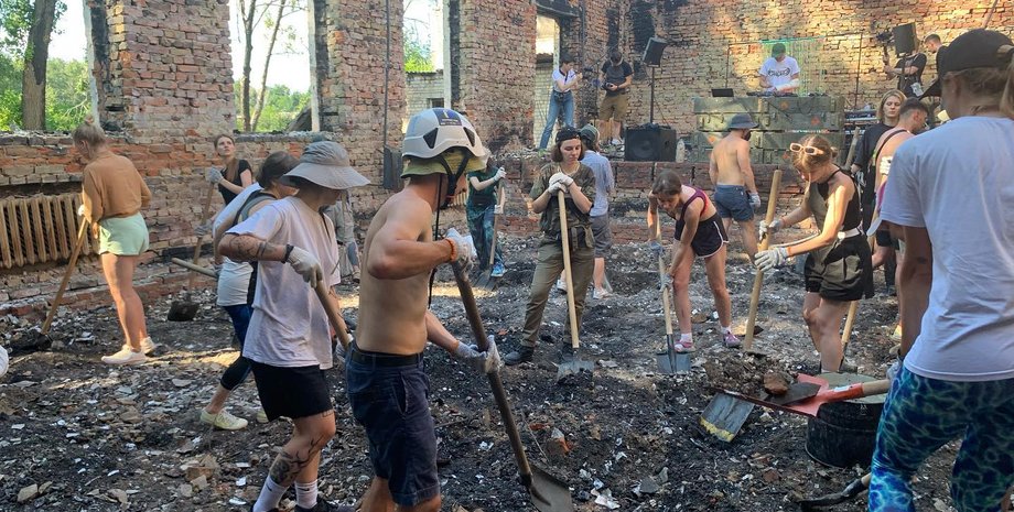 на черниговщине убрали клуб под музыку, рейв в разбомленном клубе, рейв-толока, волонтерская организация Repair Together