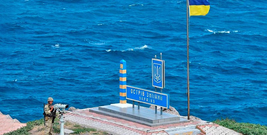 остров змеиный, флаг украины