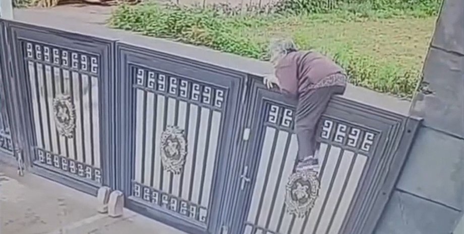 Пенсіонерка втекла з будинку для літніх людей, літня жінка, втеча, будинок для літніх людей, перелізла через паркан, високий паркан