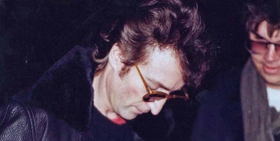 Джон Леннон подписывает альбом Марку Чепмену/Фото: Daily Mail
