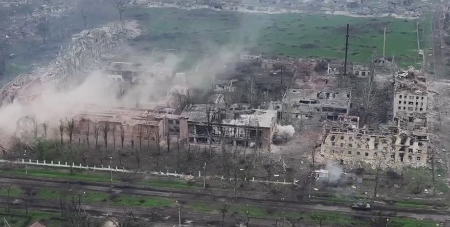 танк, бахмут, будівлі в бахмуті, танковий вогонь, визволення бахмуту, російські окупанти