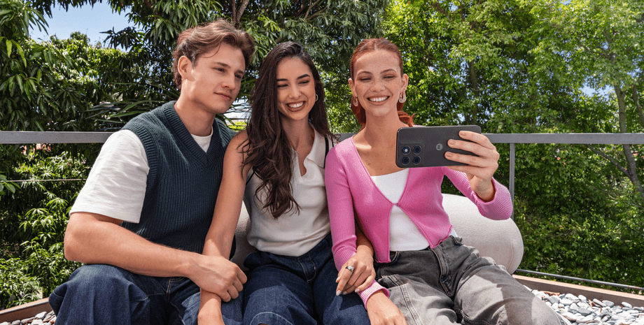 Компания фотографируется со смартфоном Moto G77