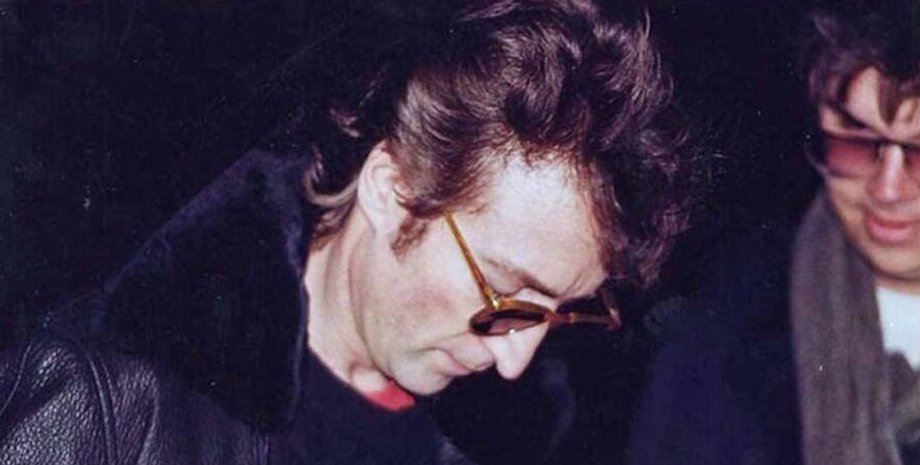 Джон Леннон подписывает альбом Марку Чепмену/Фото: Daily Mail