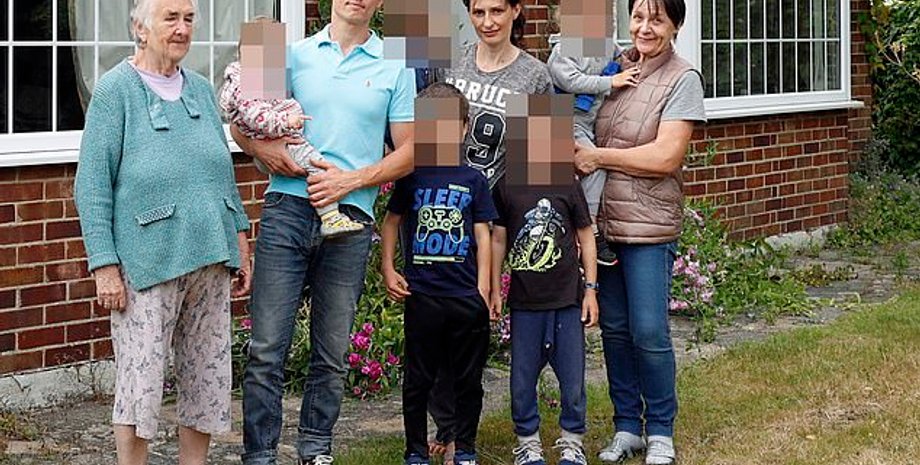 Семья украинских беженцев в Великобритании.