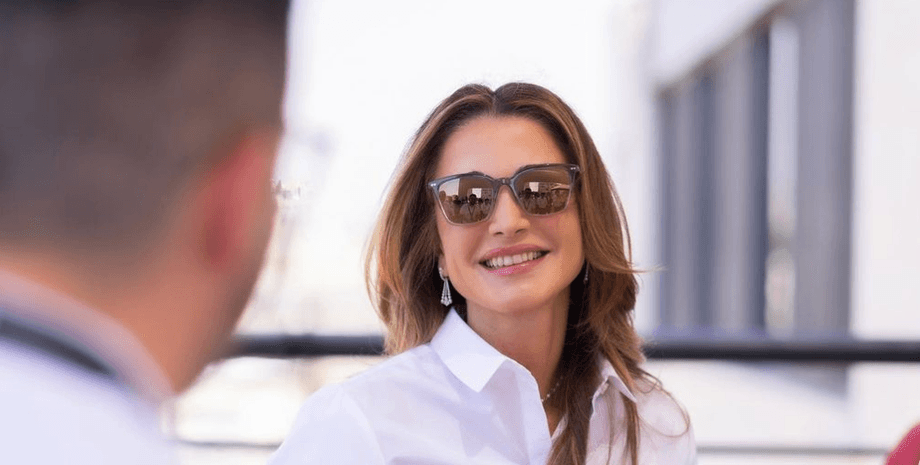 Королева Рания, Королева Рания стиль, королева иордании, плиссированные стильные юбки, белая рубашка с чем сочетать