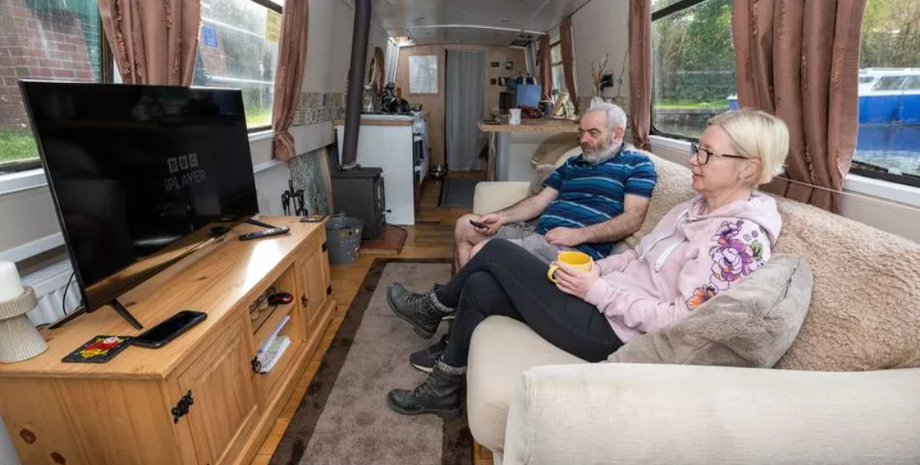 Човен став житлом для пари пенсіонерів, ремонт човна до та після, житло, нерухомість, туризм, подорожі