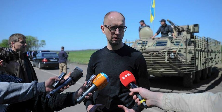 Яценюк в зоне АТО / facebook.com/KabminUA