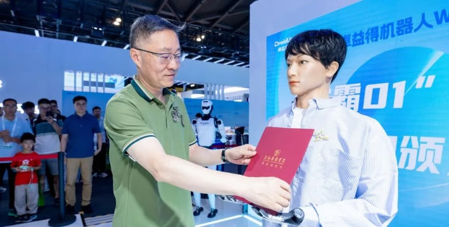 Робот Xueba 01 поступил в университет