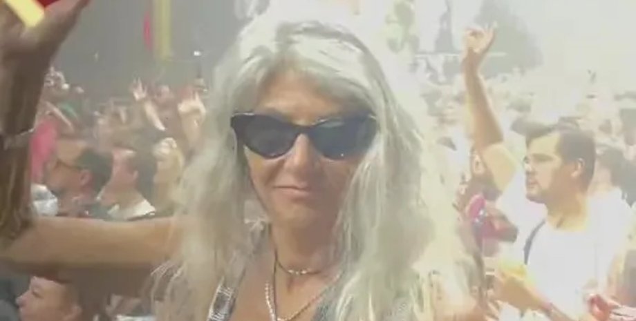 Пенсионерка посещает ночные клубы, ночные клубы, тусовки, пенсионерка ходит по клубам, поехала на Ибицу, тусовщица