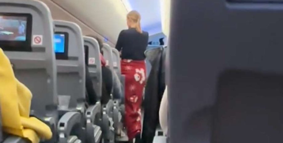 Странное поведение женщины привлекло внимание многих пассажиров самолета пассажирка