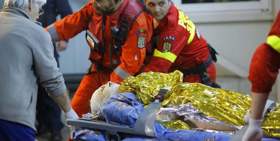 Медики помогают пострадавшим от пожара в клубе в Бухаресте / Фото: standard.co.uk