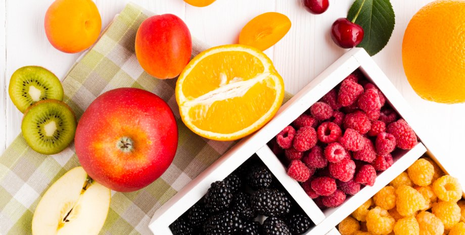 Ягоди та фрукти на столі