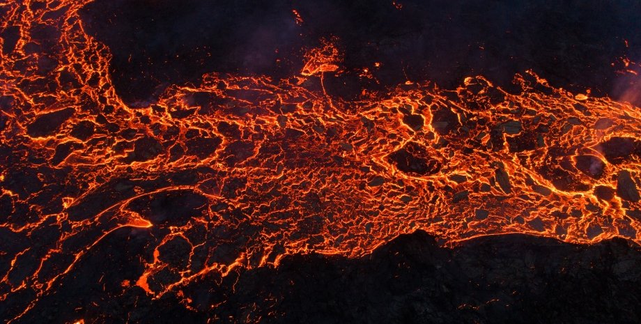 Вулкани, розплавлена порода, магма, лава, земна поверхня, структура Землі, кора, мантія, вулканічна активність, лавові потоки, матеріальні збитки, склад лави