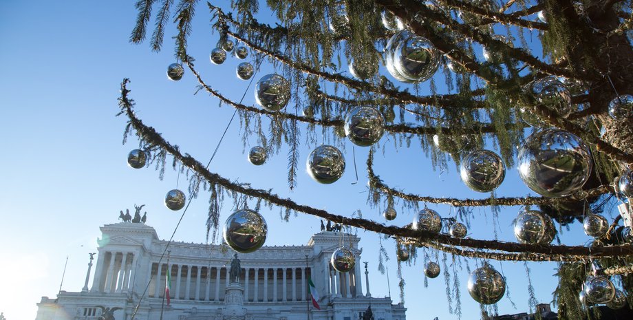 лысая елка, Рим, рождественская елка, площадь Венеции, облезлая елка, Пьяцца Венеция
