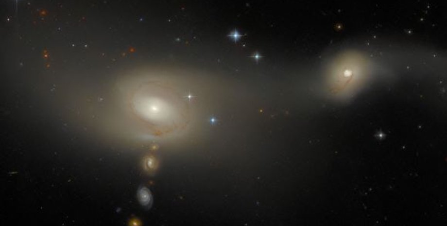 галактики, Arp-Madore 2105-332, Габбл