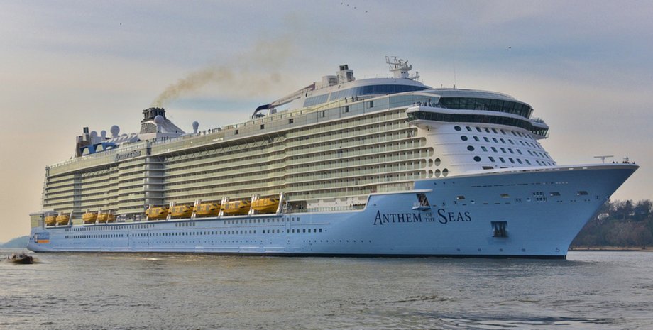 Круїзний корабель Anthem of the Seas рухається морем перед висадкою пасажира після інциденту
