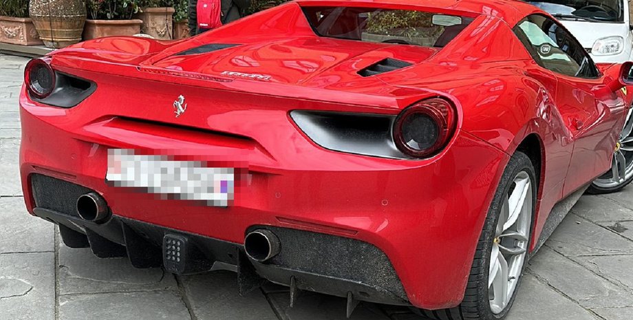 Ferrari, Ferrari 488 Spider, Італія, Американець, Флоренція, Штраф, Автостоянка, Авто, Автомобілі, ПДР, Площа, Фото