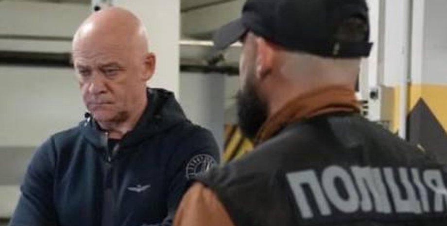 Геннадій Труханов на парковці під час вручення підозри