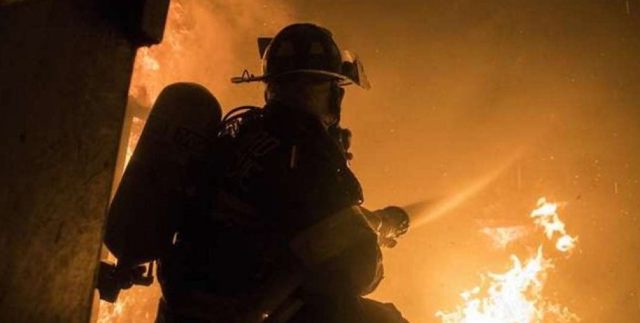 Вогнеборець гасить пожежу Вогнеборець гасить пожежу