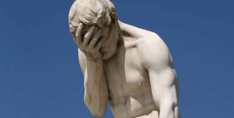 Статуя мужчины, закрывающего лицо руками