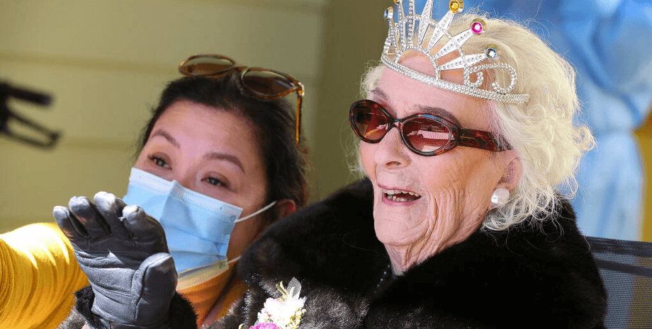 116-річна американка, літня жінка, найстаріша мешканка США, Едіт Чеккареллі, парад, парад автомобілів, ювілей