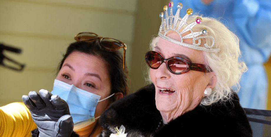 116-річна американка, літня жінка, найстаріша мешканка США, Едіт Чеккареллі, парад, парад автомобілів, ювілей
