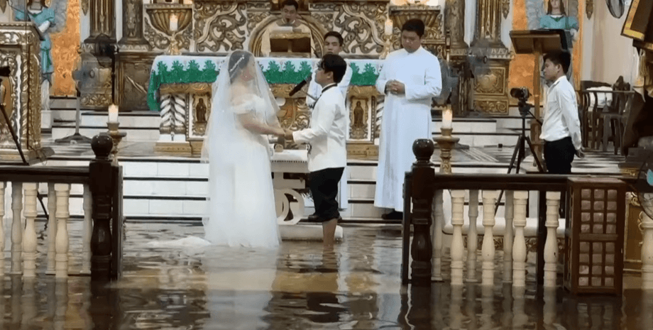 Пара зіграла весілля в затопленій церкві під час тайфуну Віпа і повені