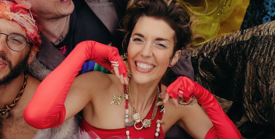 Женщина вышла замуж за 60 человек, 60 женихов, девушка вышла замуж за друзей, бывшие партнеры, брачная церемония, гуляли три дня