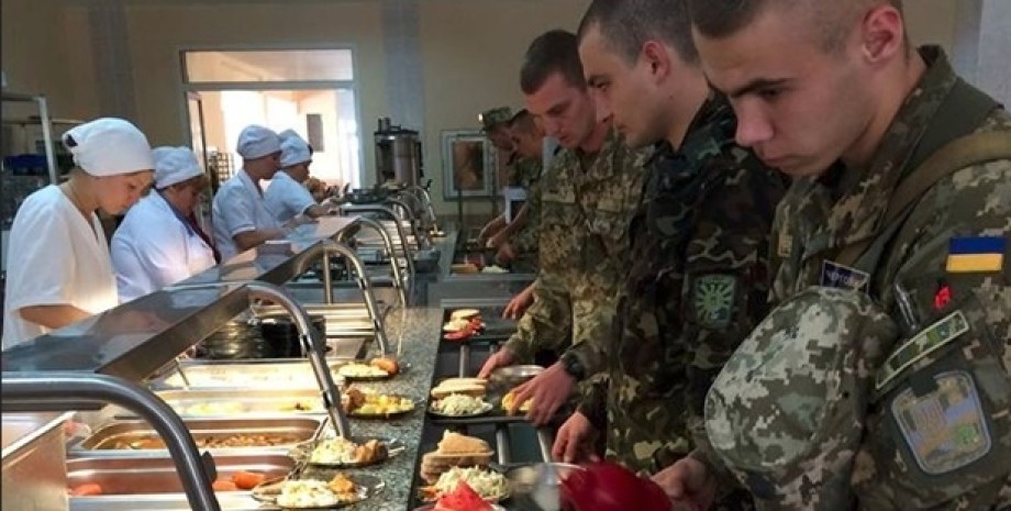 Українські солдати у їдальні Солдати, ЗСУ, військовослужбовці, їдальня, харчування, продукти, закупівлі, Міноборони України, ГУР МО