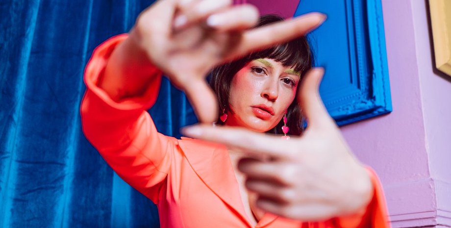 девушка делает селфи