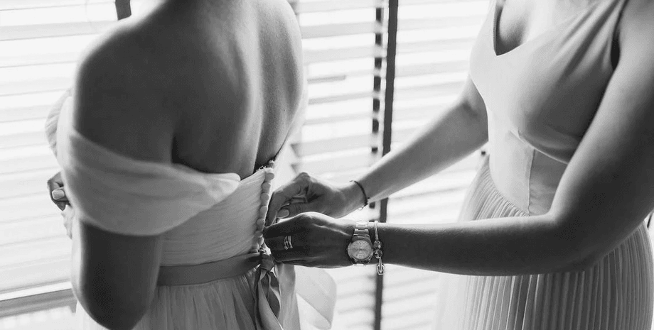 Весільна сукня, сімейна цінність, сестра, подруга, весілля, ремонт у будинку, довірили цінну річ, сварка подруг, приховувала правду,