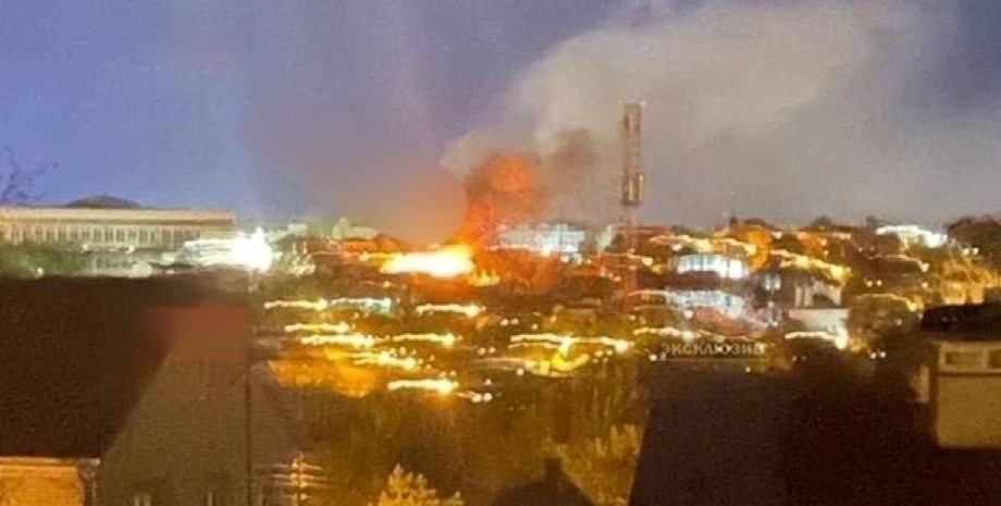 Se produjo un incendio a gran escala en la refinería de petróleo después de una ...