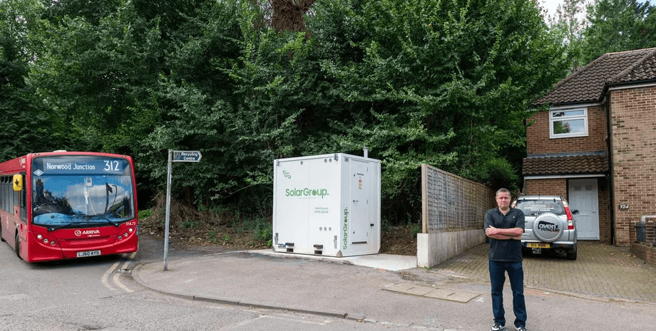 Туалет поруч із будинком, туалет для водіїв автобуса, житловий будинок, продаж будинку, нерухомість, туалет посеред вулиці, громадський туалет