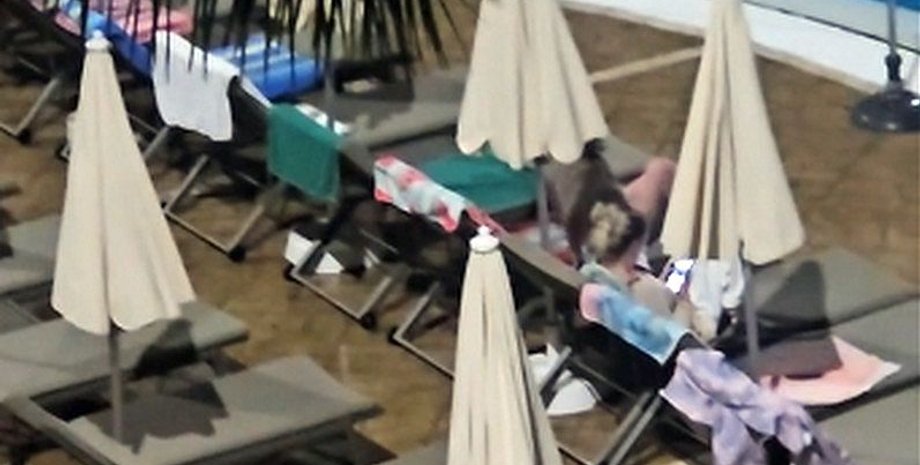 Остаются ночевать на шезлонгах