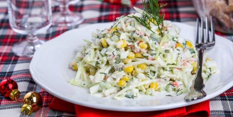 Крабовий салат, салат з крабовими паличками, простий рецепт салату, святковий салат