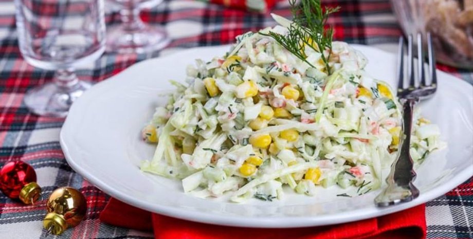 Крабовый салат, салат с крабовыми палочками, простой рецепт салата, праздничный салат