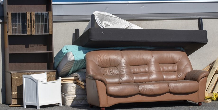 Старая мебель, диван, кожаный диван, прятал деньги в диване, продали диван, подарил диван с деньгами, мебель,