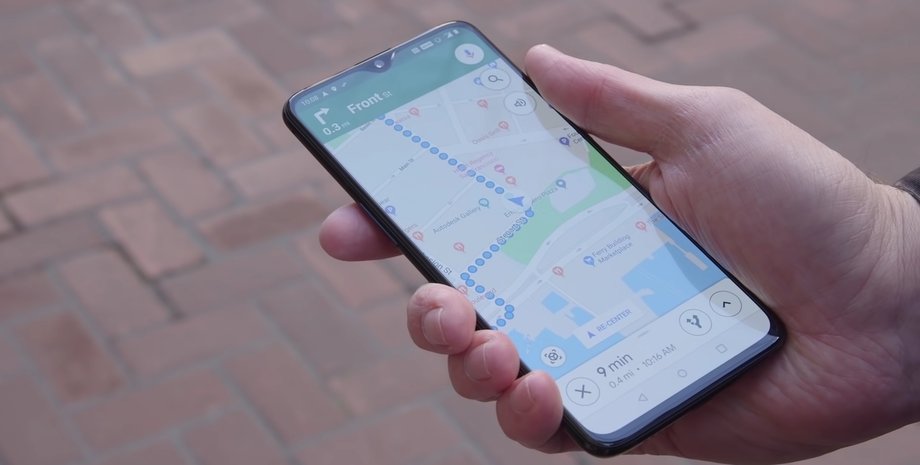 Приложение Google Maps на смартфоне