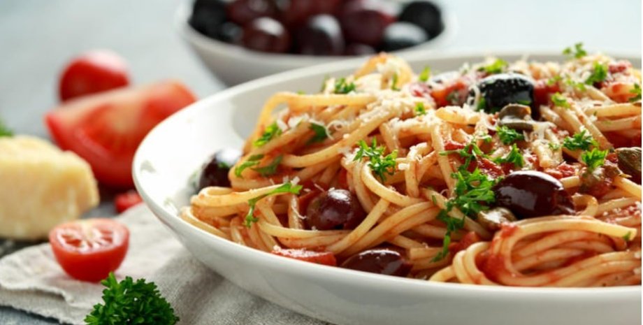 паста путтанеска, соус для спагетти, рецепт итальянской пасты, итальянская кухня, быстрый ужин