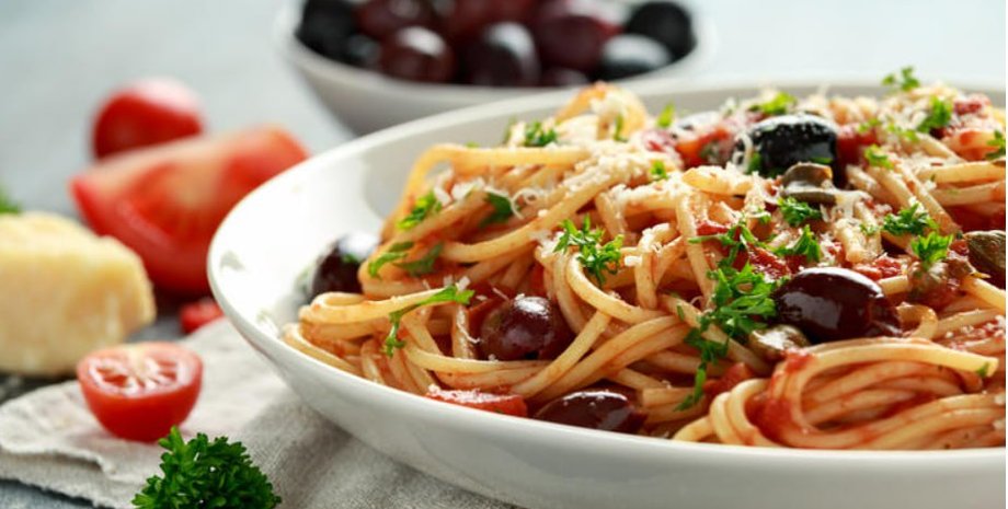 паста путтанеска, соус для спагетти, рецепт итальянской пасты, итальянская кухня, быстрый ужин