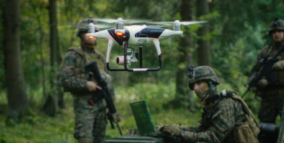 Au cours des exercices militaires, le NVAK a tenté de résister aux commutateurs,...