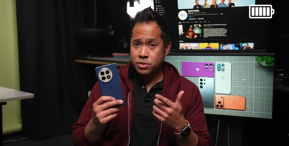 Джон Веласко зі смартфоном OnePlus 15