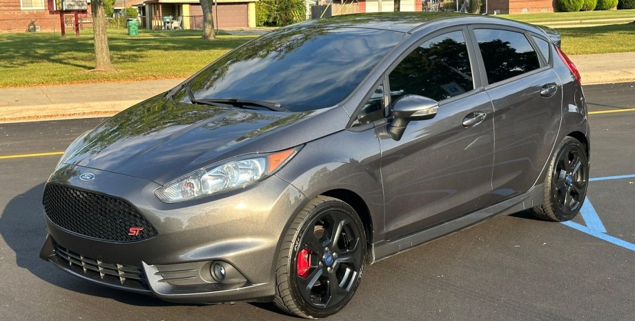 Ford Fiesta St est une version chargée d'un hayon compact avec un moteur turbo d...