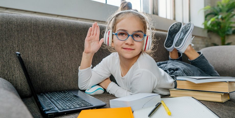 дівчинка, учениця, онлайн-навчання, дистанційне навчання