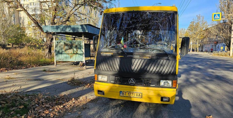 маршрутка херсон обстрел, херсон маршрутка, маршрутный автобус, маршрутное такси