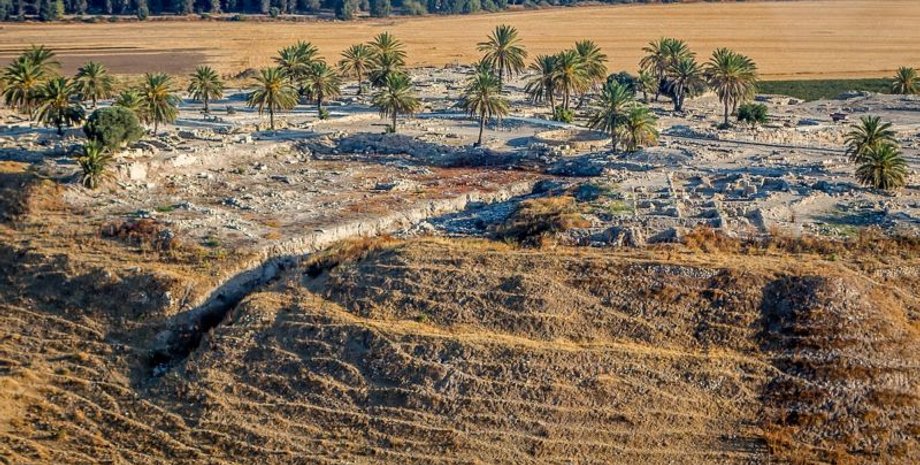 Холм Мегиддо. Liorca/Wikimedia Commons