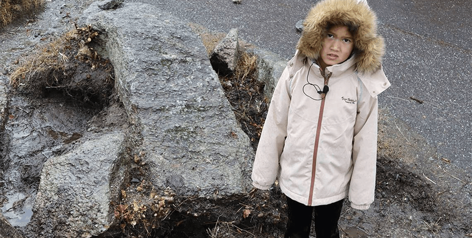 Девочка, школьница, камень, кинжал, находка, реликвия, артефакт