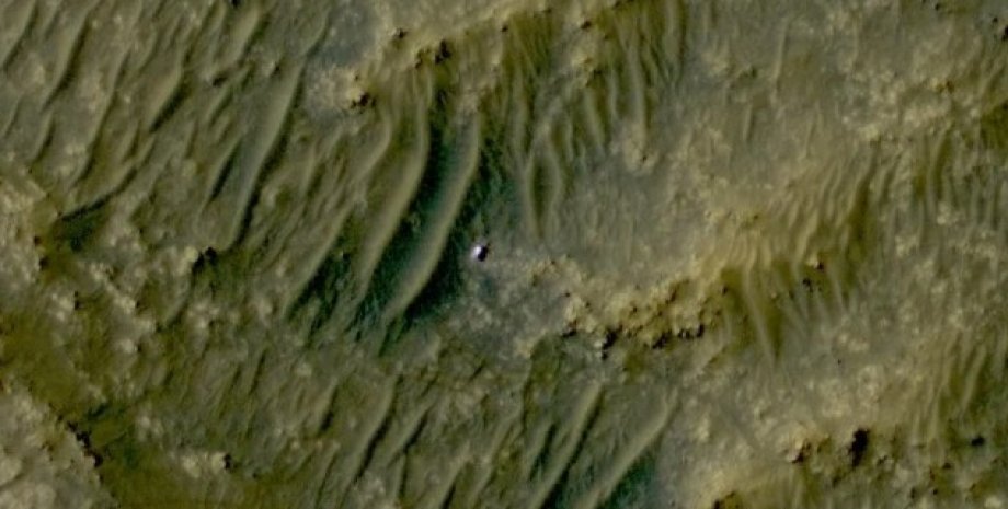 Фотографія марсохода Perseverance з орбіти Марса