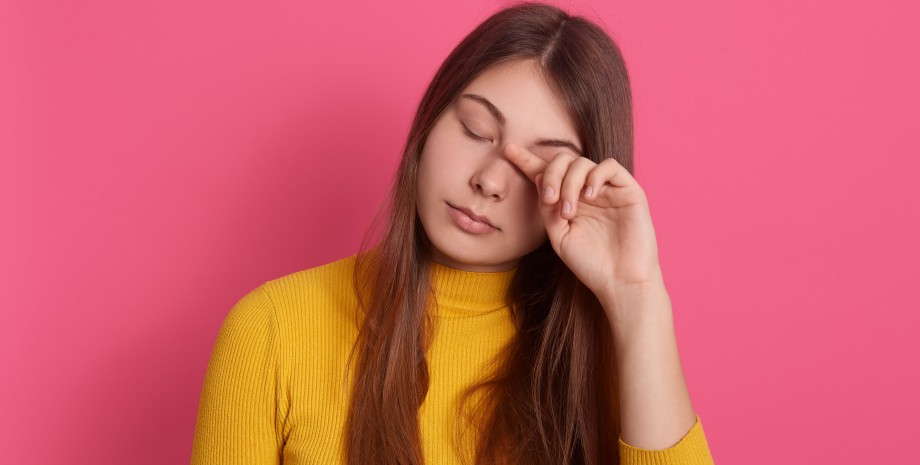 Девушка трет глаза женщина, глаза, зрение