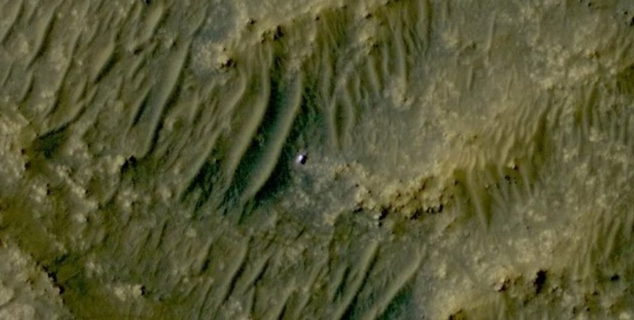 Фотография марсохода Perseverance с орбиты Марса